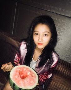 关晓彤娱乐吃瓜图片高清